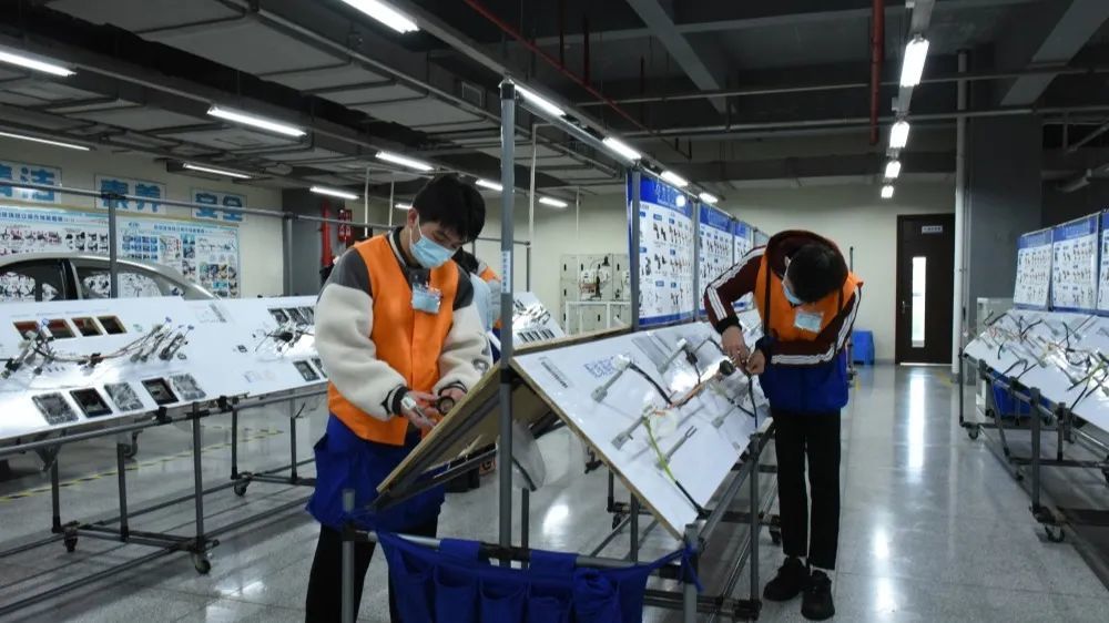 市人大常委会主要领导莅惠调研电子信息产业